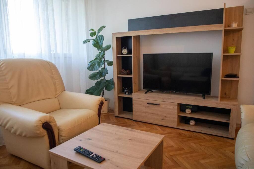 Dora Apartment Ni Exterior foto